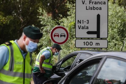 La policía inspecciona el tráfico de entrada y salida del área metropolitana de Lisboa en Carregado, Portugal, el 19 de junio de 2021.