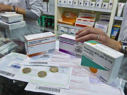 Medicamentos, recetas y euros en una farmacia de Barcelona. 