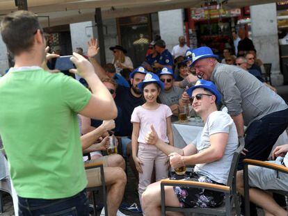 Aficionados del Leicester, tranquilos, en Plaza Mayor.