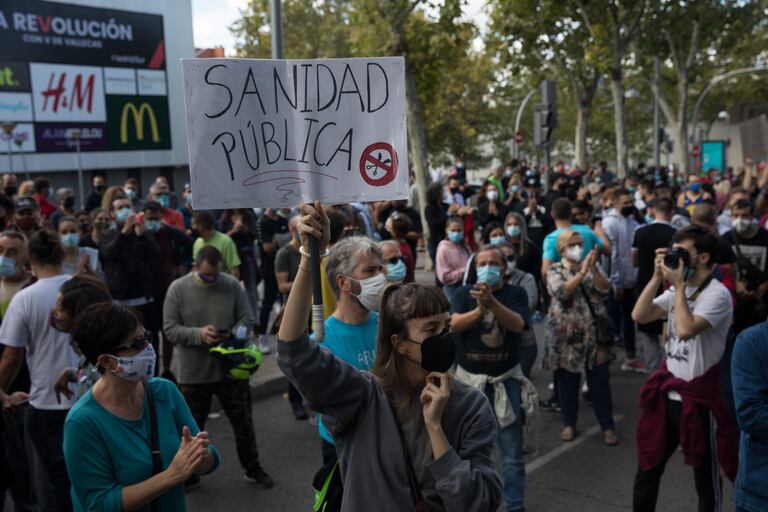 Concentración este domingo frente a la Asamblea de Madrid contra las medidas de restricción en las zonas sanitarias.