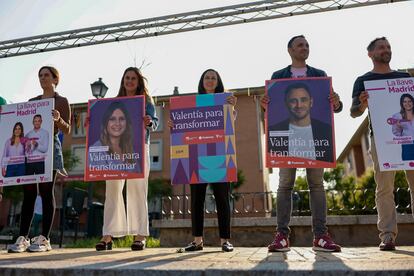 La candidata de Unidas Podemos a la Presidencia de la Comunidad de Madrid, Alejandra Jacinto (segunda por la izquierda), la secretaria general de Podemos y ministra de Derechos Sociales y Agenda 2030, Ione Belarra (centro), y el candidato a la Alcaldía, Roberto Sotomayor (segundo por la derecha), durante la pegada de carteles de su formación de cara a las elecciones del 28M, este jueves en Orcasitas, Madrid.
