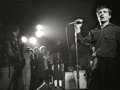 Ian Curtis en un concierto de Joy Division celebrado en Holanda en enero de 1980, pocos meses depués -en mayo de ese mismo año- se suicidaría con solo 23 años.