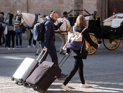 Turistas con sus maletas el viernes en Sevilla.