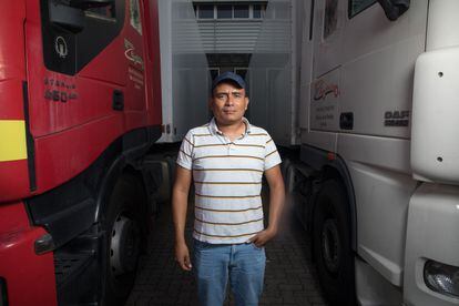 Jose Antonio Mancilla es camionero peruano. Transporta mercancía hasta Mercamadrid, la mayor plataforma logística de alimentos frescos de España. 