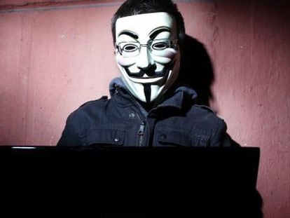 Un 'hacktivista' con la máscara de Anonymous.