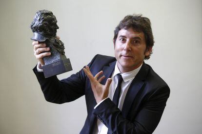 Manel Fuentes, con una de las esculturas de los premios Goya.
