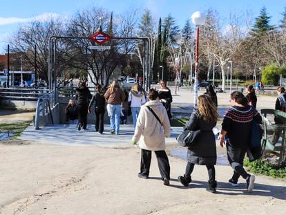 Jóvenes en la Ciudad Universitaria de Madrid el 18 de enero de 2024.