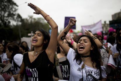 Dos mujeres se manifiestan en Lima en contra de la violencia hacia las mujeres durante la marcha #Niunamás.