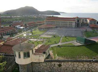 Vista exterior del penal de El Dueso, en la localidad cántabra de Santoña.