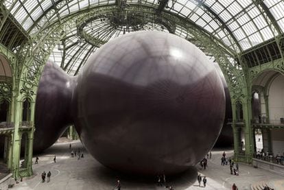 Una de las esferas de <i>Leviathan,</i> la monumental escultura de Anish Kapoor que se expone en el interior del Grand Palais de París.