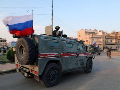 Policías militares rusos patrullan en Qamishli (Siria), este sábado.