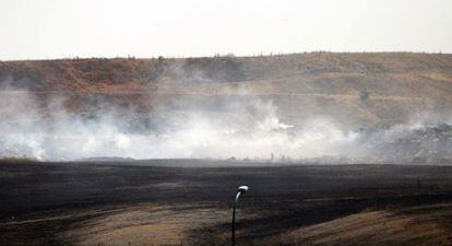 Imagen del vertedero incendiado de Valdem&iacute;ngomez.