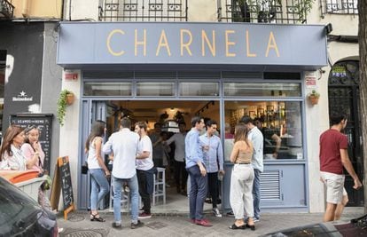 Varias personas pasan la tarde en el bar Charnela, en la calle Ponzano.