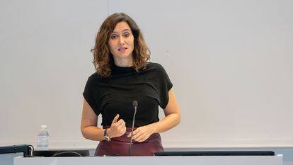 La presidenta madrileña, Isabel Díaz Ayuso, el día 14 durante su reunión con estudiantes de la Universidad de Columbia, en Nueva York.