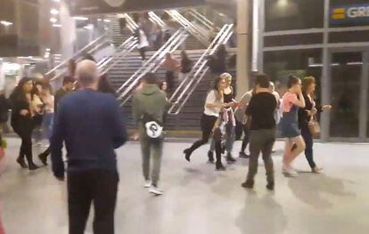 Gente corriendo a través de la Victoria Station después de la explosión en el Manchester Arena.