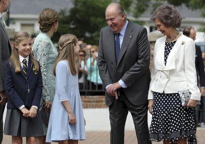 El Rey Juan Carlos bromea con su nieta Leonor, en presencia de doña Sofía.
