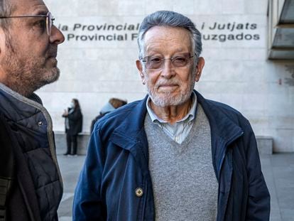El exvicealcalde Alfonso Grau, acusado en la pieza A del caso Taula, sobre la supuesta 'caja b' del PP de València para pagar las campañas electorales
de 2007 y 2011, a la entrada este lunes de la Ciudad de la Justicia de Valencia.