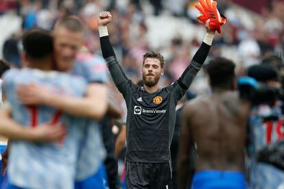 David de Gea celebra su paradon en el London Stadium.