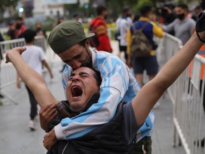Dos hombres muestran su dolor por la muerte de Maradona, en Buenos Aires.