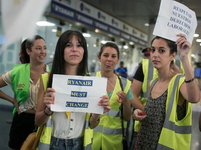 Trabajadores en huelga de Ryanair protestan ante las oficinas de atencion al cliente del aeropuerto de El Prat en Barcelona.