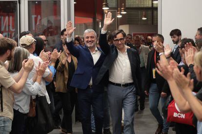El candidato del PSC a alcalde de Barcelona, Jaume Collboni (a la izquierda) y el líder del PSC, Salvador Illa, en la sede del partido en Barcelona en la noche del 28-M.