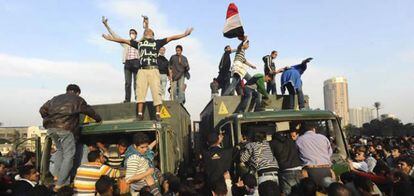 Egipcios manifestándose en la plaza de El Cairo de Tahrir