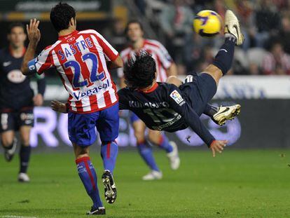 Agüero marca de chilena ante Sastre el primer gol del Atlético.