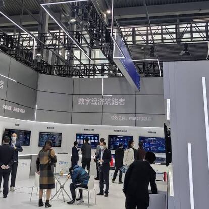 Visitantes en un estand de ZTE en una feria en China el año pasado.