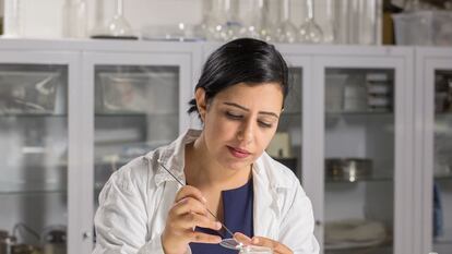 Jalila Essaïdi en el laboratorio, trabajando en su proyecto Mestic con el que creó tejido a partir de estiércol.