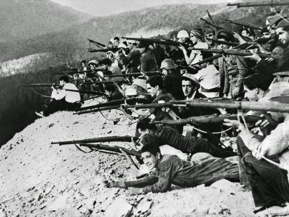 Un grupo de milicianos se asoma a un terrapl&eacute;n en el frente de Navacerrada (Madrid), a finales de julio 1936.