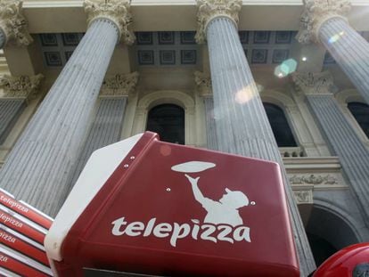 Moto de Telepizza ante el Palacio de la Bolsa de Madrid.