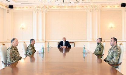 El presidente de Azerbaiyán, Ilham Aliyev, preside una reunión con los líderes de las fuerzas armadas del país, el 13 de septiembre.