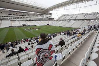 Familiares de los obreros de la constructora Odebrecht, animan a los equipos este jueves 1 de mayo de 2014, durante un partido de fútbol entre los trabajadores de la obra en la Arena Corinthians, para conmemorar del Día Internacional del Trabajo, en Sao Paulo (Brasil).