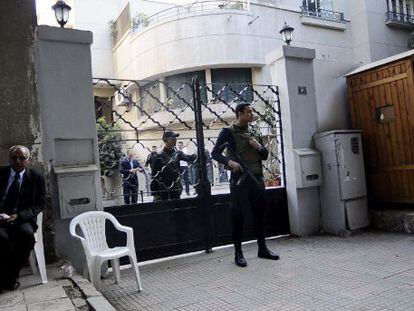 Soldados montan guardia frente a la sede de una ONG en El Cairo.