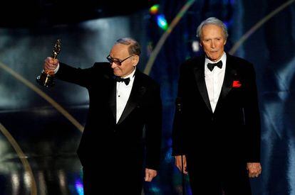 Ennio Morricone recogiendo el Oscar honorífico que le entregó Clint Eastwood en 2007.