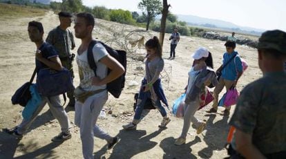 Inmigrantes esperan en el paso fronterizo de Macedonia y Grecia cerca de Gevgelija, el 28 de agosto de 2015.