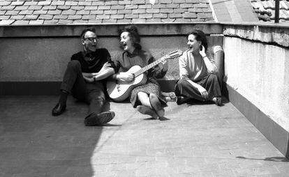 Saura, cantando en una azotea junto con sus hermanas Ángeles (a la guitarra) y Pilar, en una imagen de 1962.  
