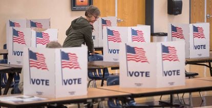 Una estadounidense emite su voto en Burke, Virginia (Estados Unidos).