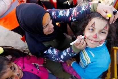 Una mujer pinta la cara de un niño como parte del entretenimiento para los pequeños afectados por el terremoto en Osmaniye, Turquía, el 16 de febrero 2023.