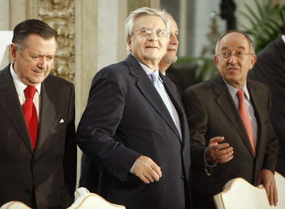 De izquierda a derecha, Alfredo Sáenz, vicepresidente del Santander; Jean-Claude Trichet y Miguel Ángel Fernández Ordóñez, en la convención de la Asociación de Mercados Financieros.