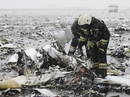 Un total de 62 personas, entre ellas dos españoles miembros de la tripulación, perecieron en la madrugada del sábado al estrellarse un avión Boeing 737 de la compañía de bajo coste FlyDubai cuando intentaba aterrizar en el aeropuerto de la ciudad rusa de Rostov del Don. En la imagen, servicios de emergencia buscan restos en el lugar del accidente.