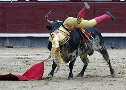 César Rincón sufrió una cogida sin consecuencias en el primer toro, que fue premiado con una vuelta al ruedo.