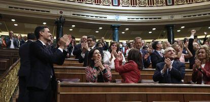 La bancada socialista aplaude al líder del partido, Pedro Sánchez, tras ganar la votación de la moción de censura en el Congreso.
