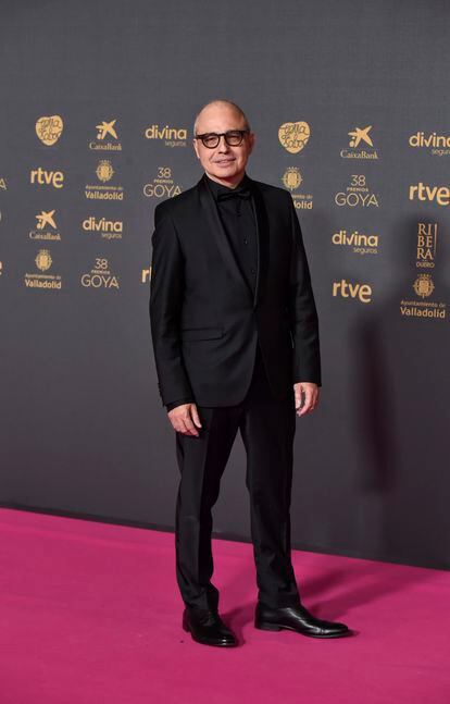 Enric Auquer en los Premios Goya 2024 ha llevado el traje rojo que solo  llevan los hombres más elegantes