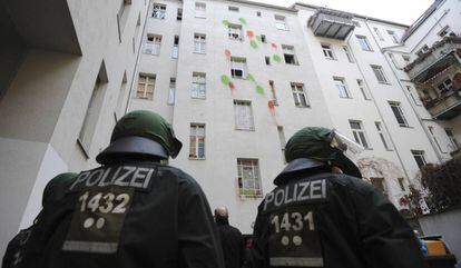 La policia de Berlín desallotja una casa okupada a la ciutat alemanya.