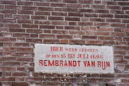 Una placa en una pared de Weddesteeg indica el lugar donde nació Rembrandt en 1606, en Leiden. La casa fue demolida a principios del siglo XX.