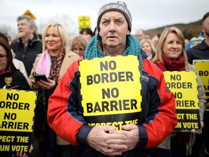 Un grupo de manifestantes protestan en marzo la posibilidad de una frontera dura entre la República de Irlanda e Irlanda del Norte.