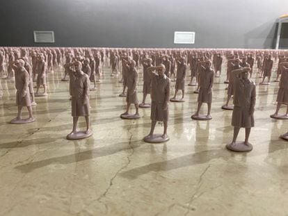 4.000 figuritas de mujeres rapadas elaboradas por el artista Fernando Sánchez Castillo y expuestas en el Museo Cristina García Rodero de Puertollano (Ciudad Real).