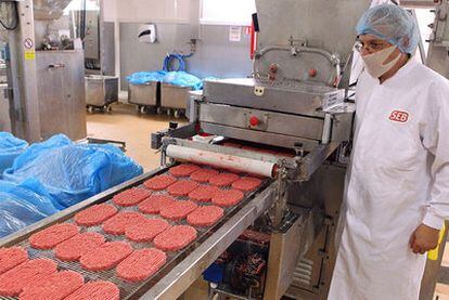 Un trabajador de la firma francesa Societé Economique Bragarde, productora de las hamburguesas relacionadas con el brote.