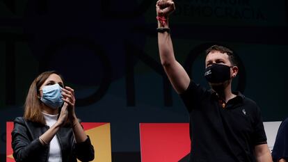 La actual secretaria general de Podemos y ministra de Derechos Sociales, Ione Belarra, junto al exlíder del partido, Pablo Iglesias, en un acto en octubre de 2021.